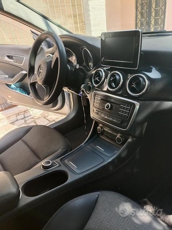 Usata Mercedes GLA180 122 CV (89 kW) 2016 Grigio SUV