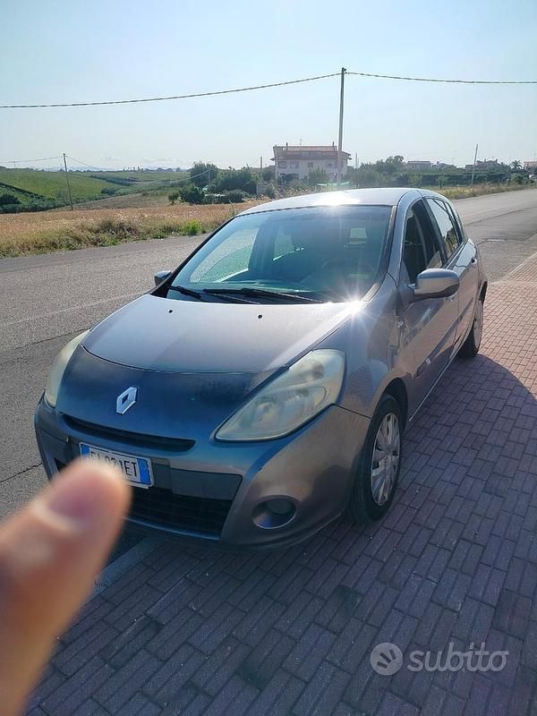Grigio Usata 2010 Renault Clio II Due volumi | 2700 € - Immagine 1/4