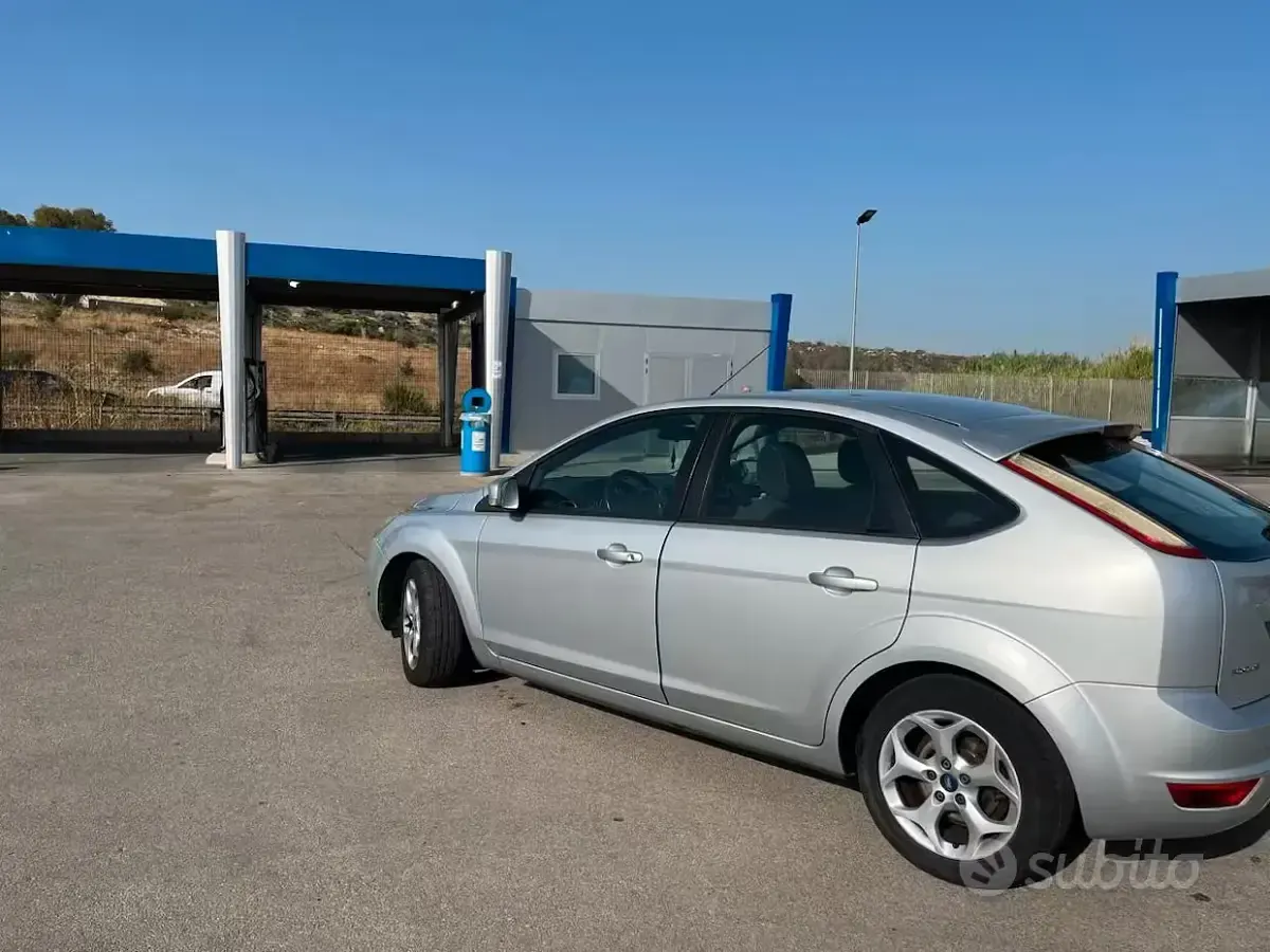 Usata Ford Focus 109 CV (80 kW) 2011 Grigio Berlina