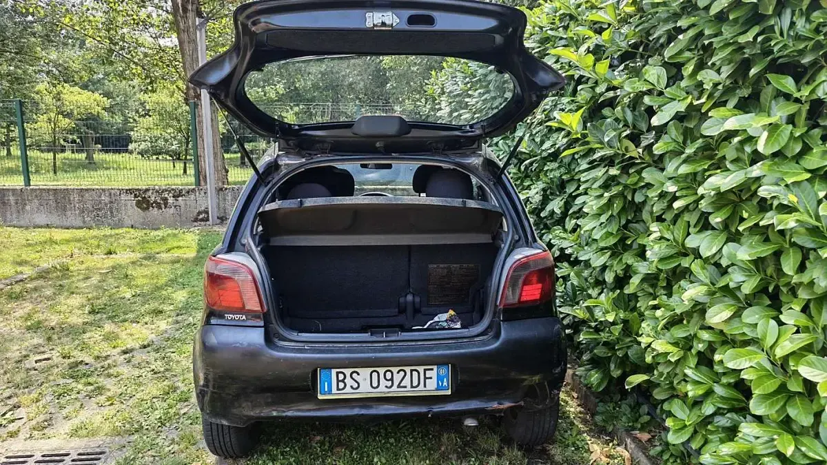 Usata Toyota Yaris Luna 86 CV (63 kW) 2001 Berlina
