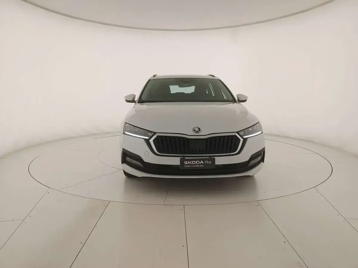 Usata Skoda Octavia Executive 150 CV (110 kW) 2023 Bianco luna metallizzato Station wagon