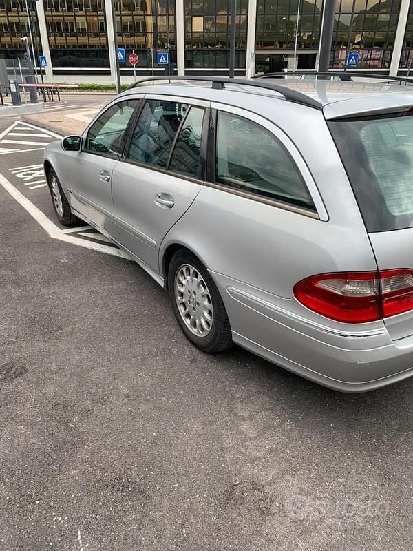 Grigio Usata 2004 Mercedes E270 Station wagon | 1500 € (Super prezzo) - Immagine 1/4