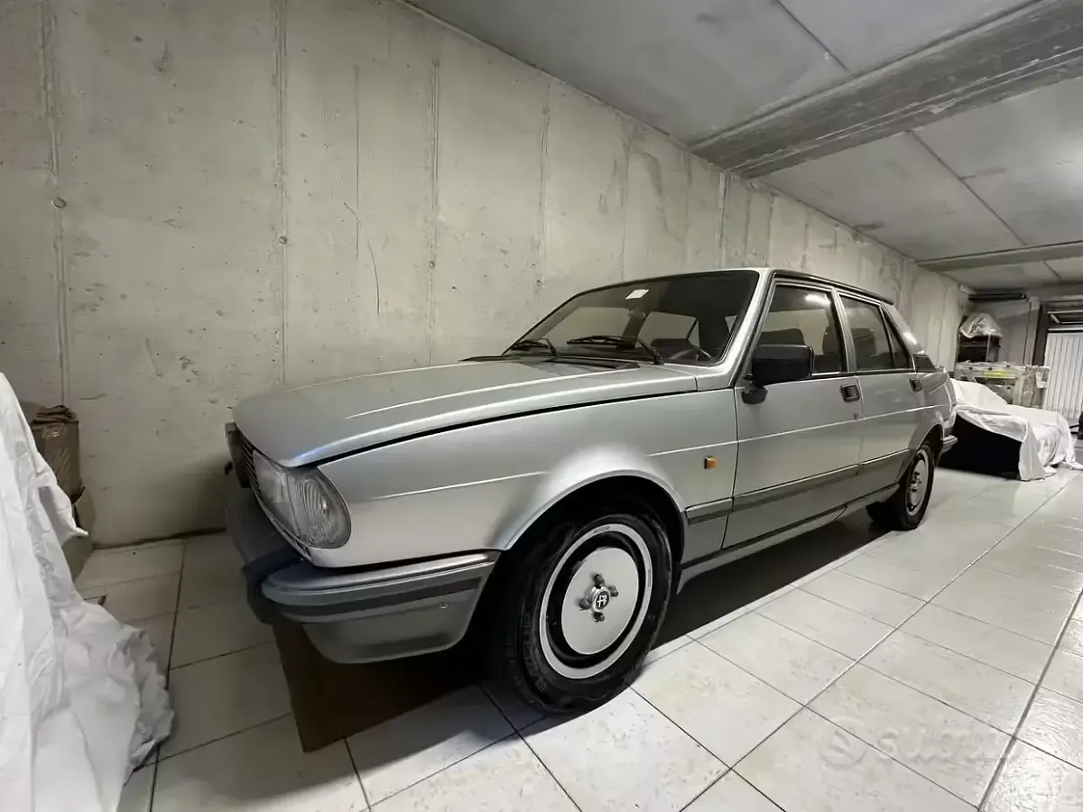 Usata Alfa Romeo Giulietta Ti 130 CV (95 kW) 1984 Grigio Berlina