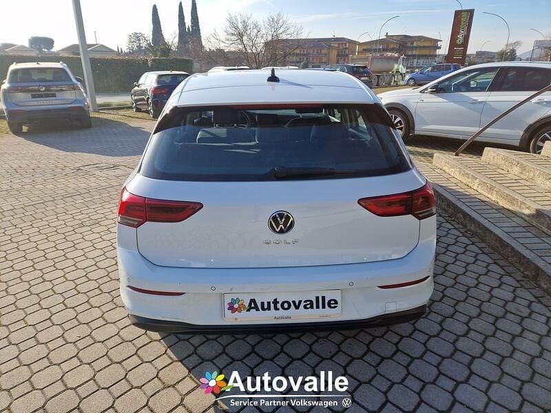 Usata VW Golf VIII Life 131 CV (96 kW) 2022 Bianco Utilitaria