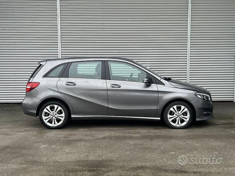 Usata Mercedes B180 Business 109 CV (80 kW) 2018 Grigio Monovolume