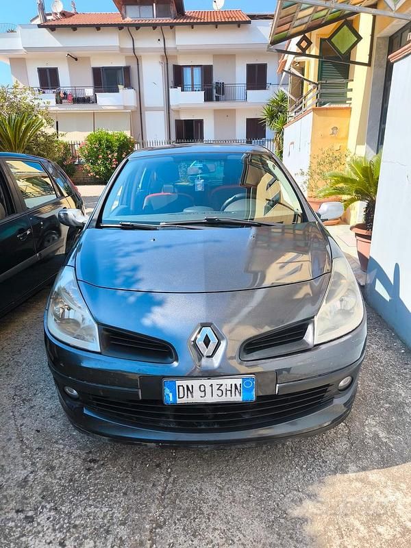Grigio Usata 2008 Renault Clio II Due volumi | 1800 € (Buon prezzo) - Immagine 1/4
