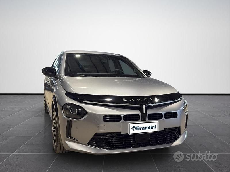 Usata Lancia Ypsilon 101 CV (74 kW) 2024 Vernice grigio granito Utilitaria