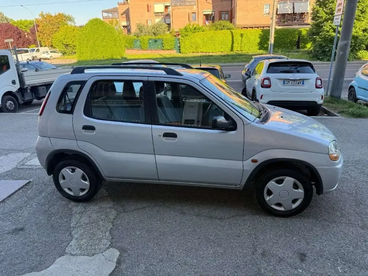 Usata Suzuki Ignis GL 83 CV (61 kW) 2001 Argento Utilitaria