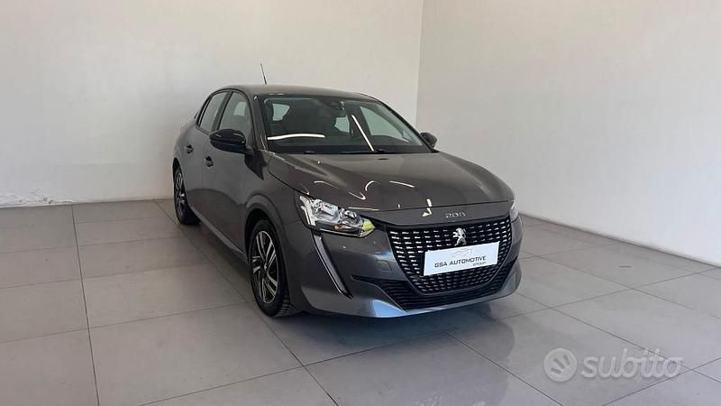 Usata Peugeot 208 Allure 101 CV (74 kW) 2023 Grigio Utilitaria