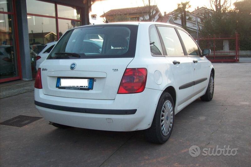 Usato 2005 Fiat Stilo 1.6 Benzin 105 CV (2.800 €)