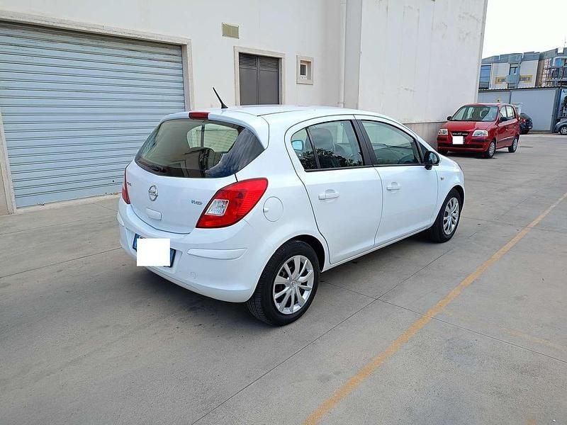 Usata Opel Corsa Edition 86 CV (63 kW) 2012 Bianco Utilitaria