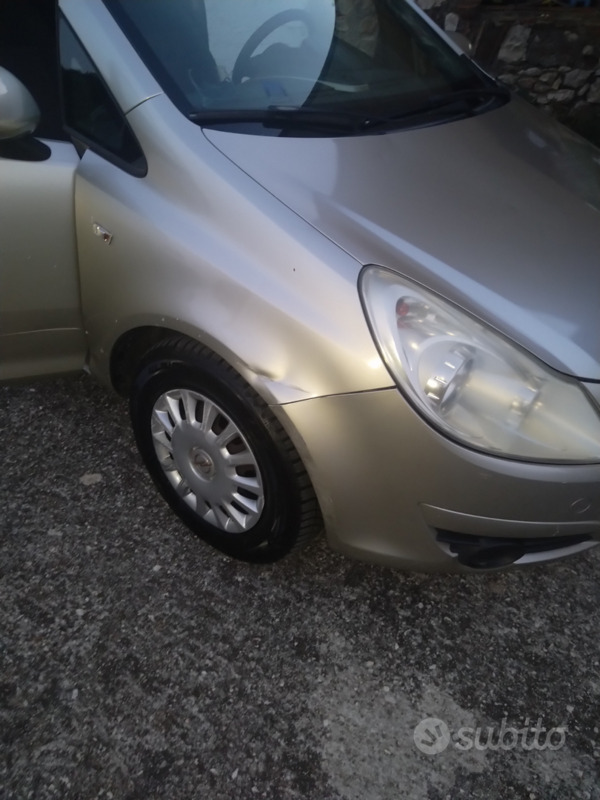 Usato 2007 Opel Corsa Benzin (2.000 €)