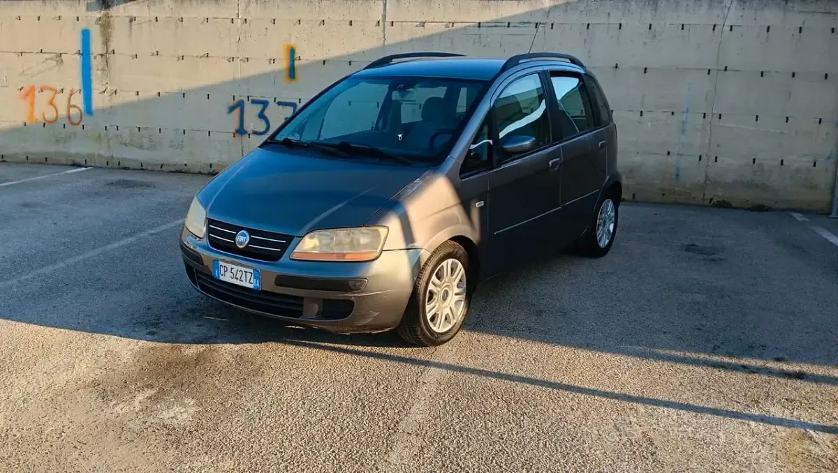 Usata Fiat Idea 69 CV (50 kW) 2004 Grigio Monovolume
