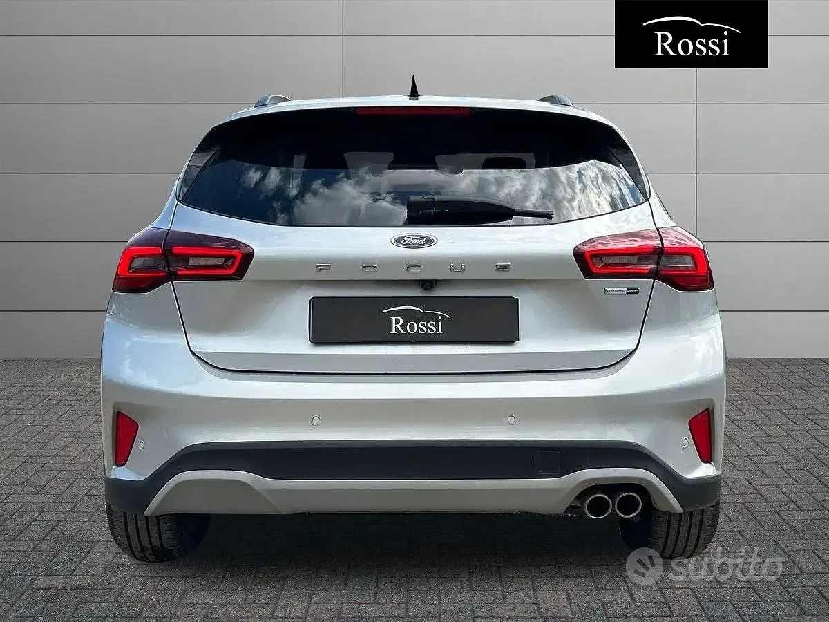 Usata Ford Focus Active 125 CV (91 kW) 2024 Grigio chiaro metallizzato Berlina