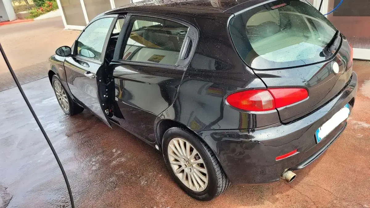 Usata Alfa Romeo 147 Distinctive 120 CV (88 kW) 2007 Nero Utilitaria