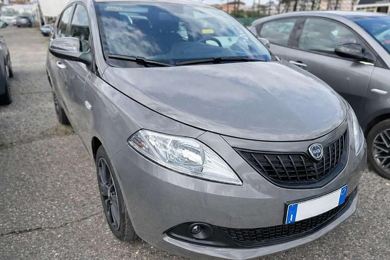 Usata Lancia Ypsilon Silver 69 CV (50 kW) 2023 Grigio pietra Utilitaria