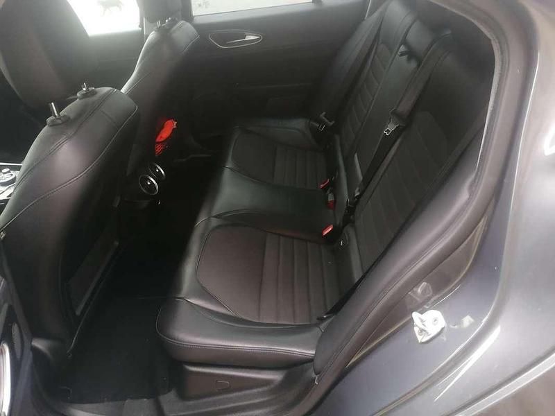 Käytetty Alfa Romeo Giulia 179 HP (131 kW) 2017 Harmaa Sedan