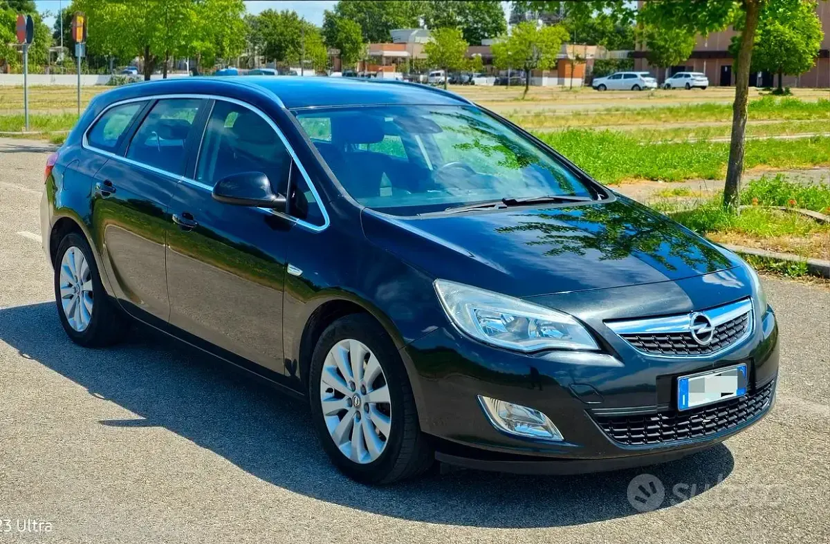 Usata Opel Astra 110 CV (80 kW) 2012 Nero Station wagon