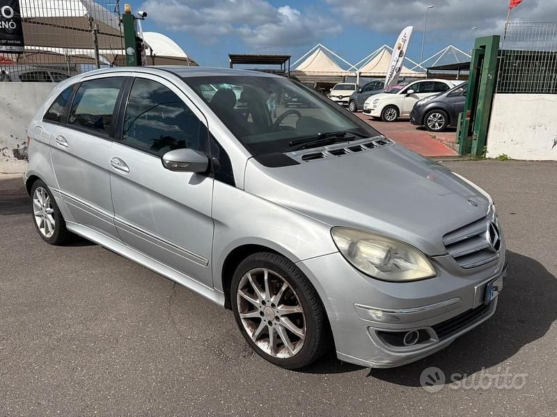 Usata Mercedes B200 Premium 135 CV (99 kW) 2013 Grigio Monovolume