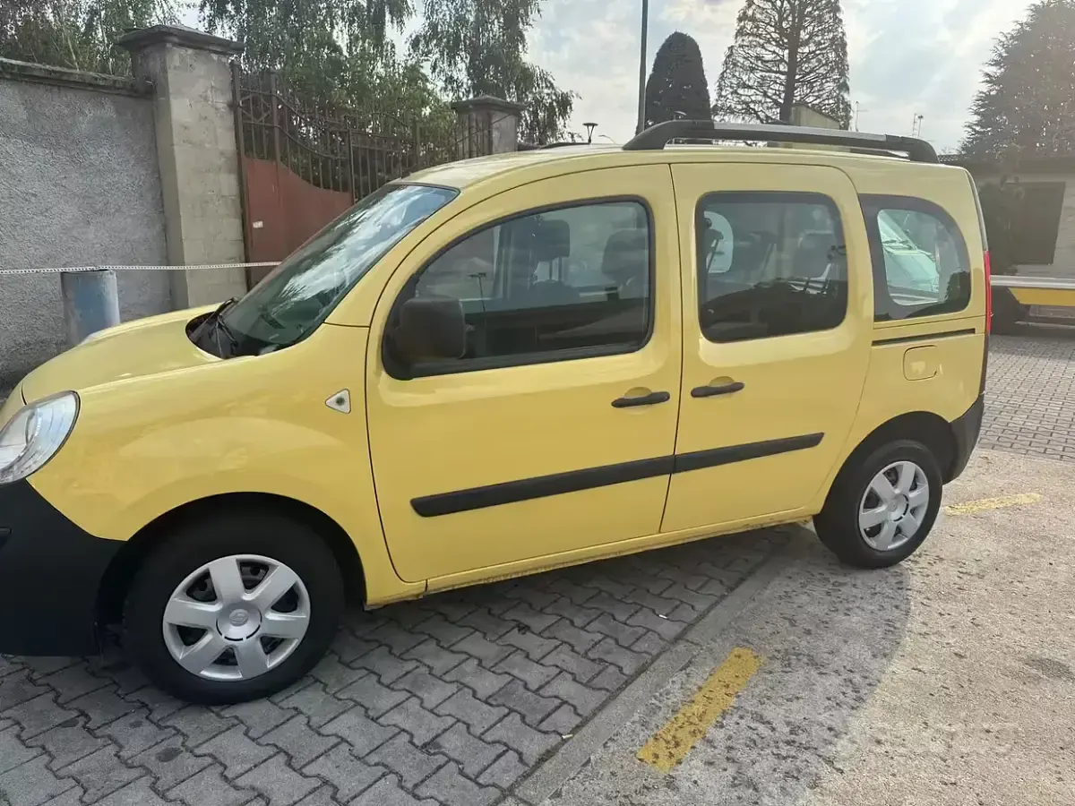Usata Renault Kangoo 102 CV (75 kW) 2010 Giallo Monovolume