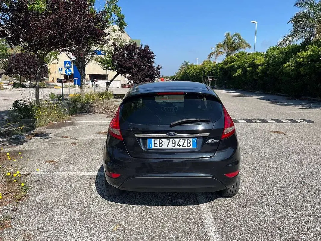 Usata Ford Fiesta 95 CV (69 kW) 2010 Nero Berlina