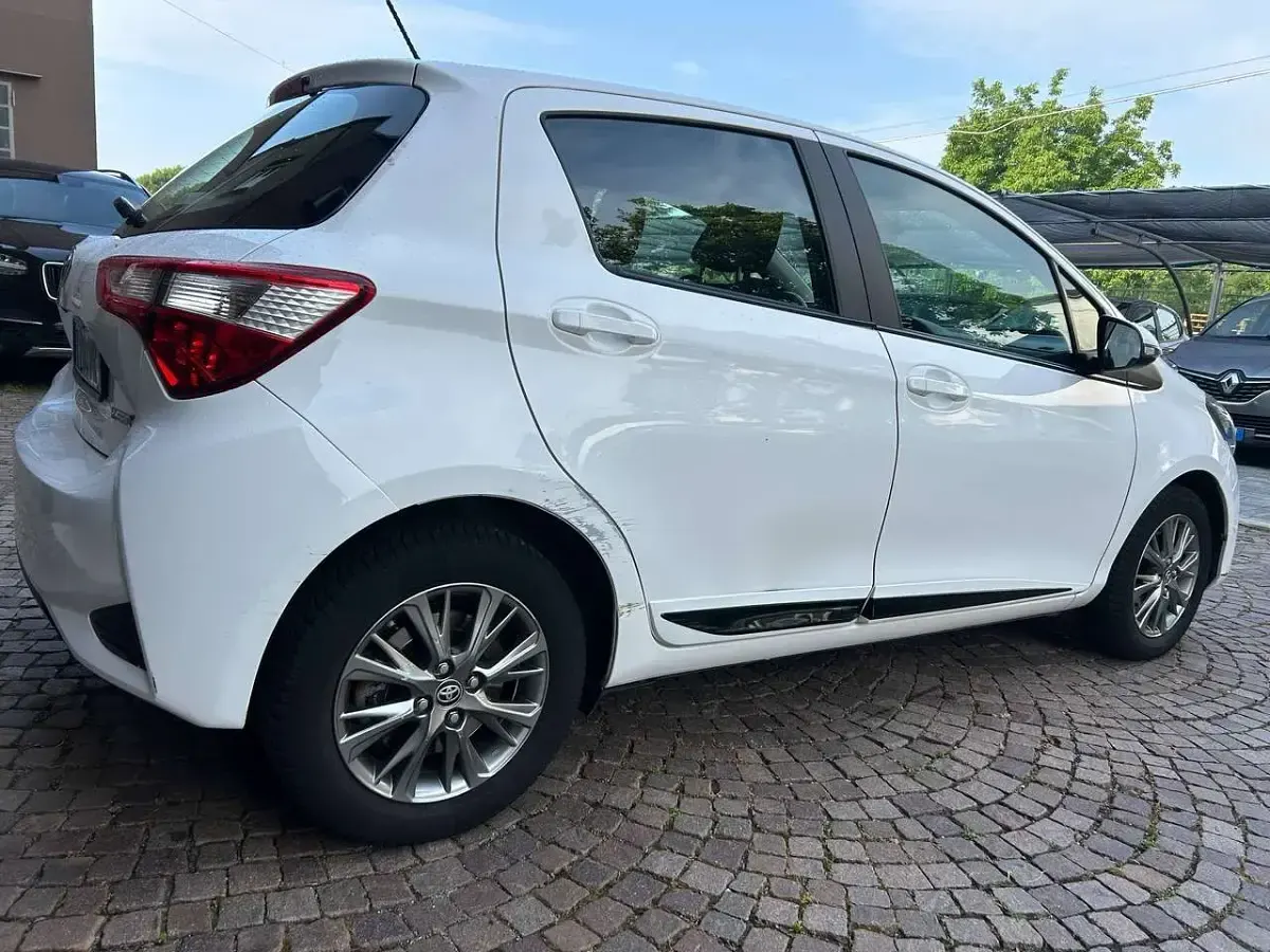 Usata Toyota Yaris Hybrid Active 73 CV (53 kW) 2017 Bianco Berlina