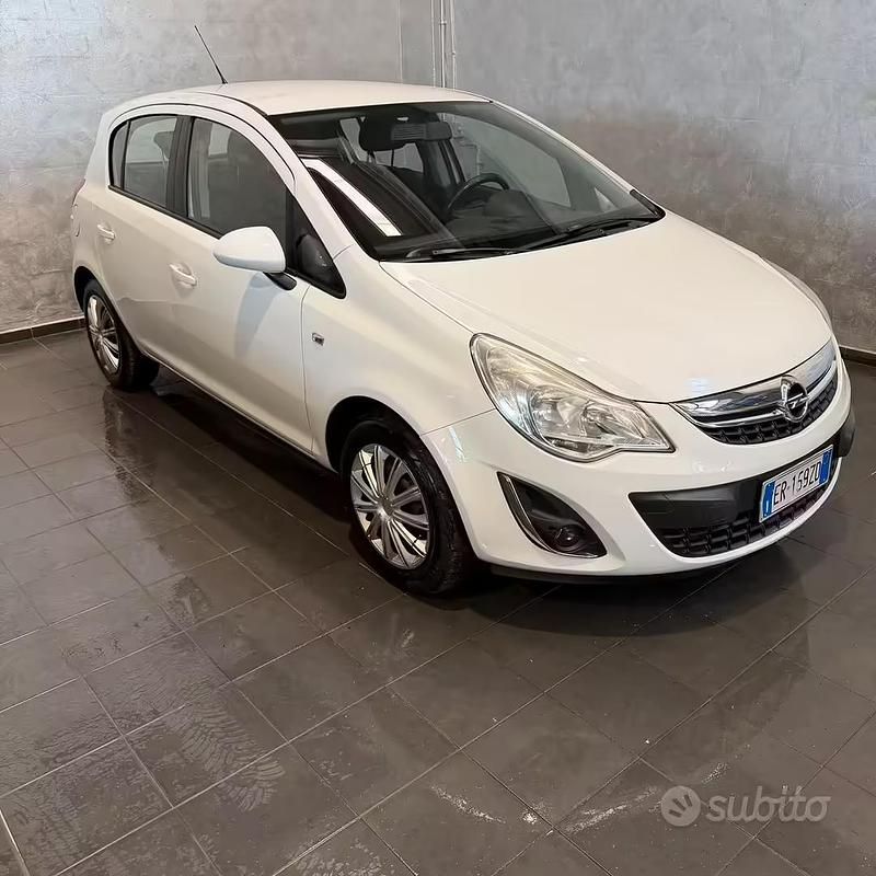 Usata Opel Corsa Edition 86 CV (63 kW) 2013 Bianco Utilitaria