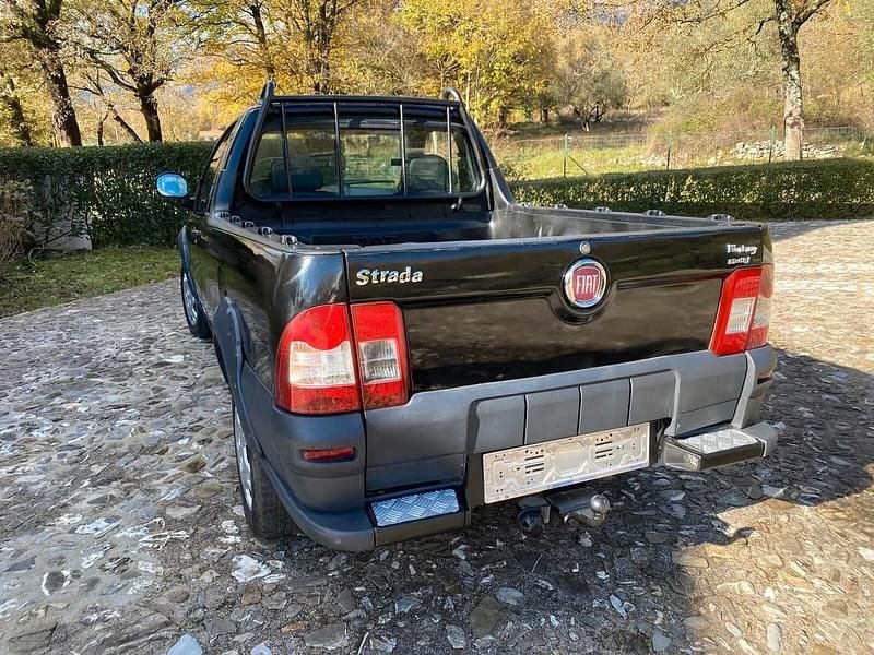 Usado Fiat Strada 95 HP (69 kW) 2014 Preto Pickup