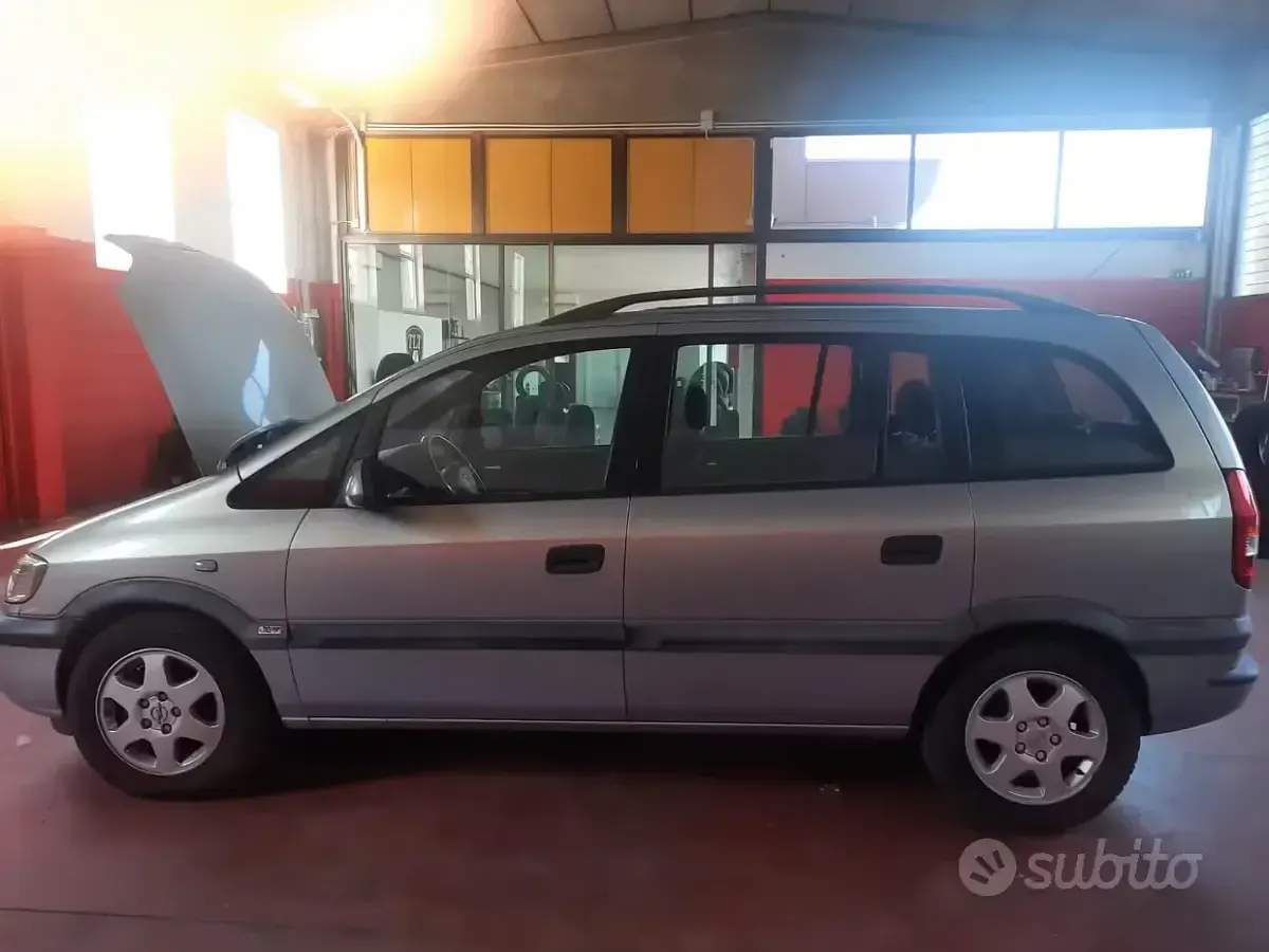 Usata Opel Zafira 101 CV (74 kW) 2001 Grigio Monovolume