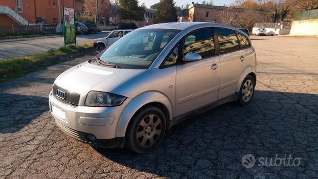 Usata Audi A2 Comfort 75 CV (55 kW) 2002 Argento Utilitaria