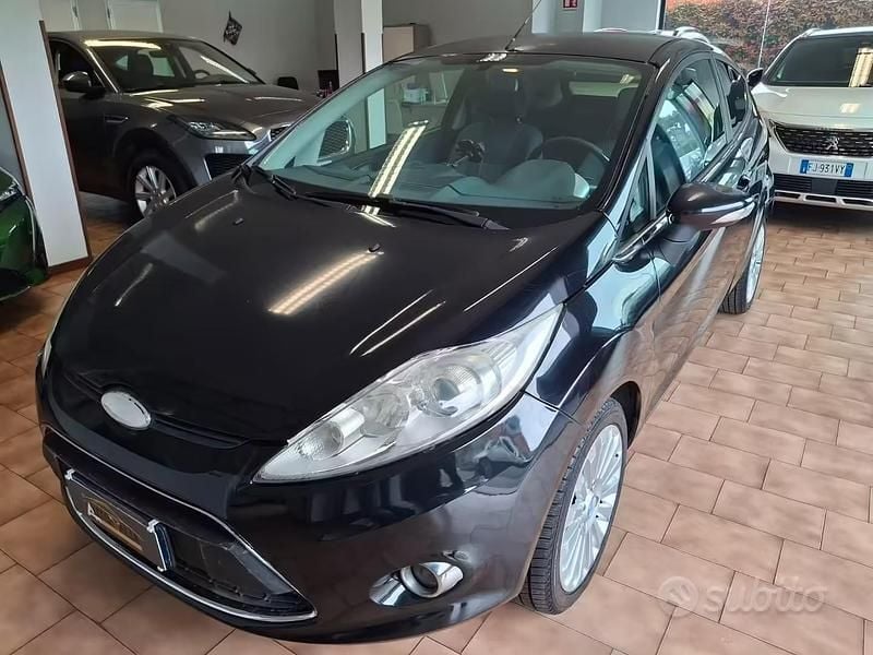 Usata Ford Fiesta 82 CV (60 kW) 2009 Nero Utilitaria