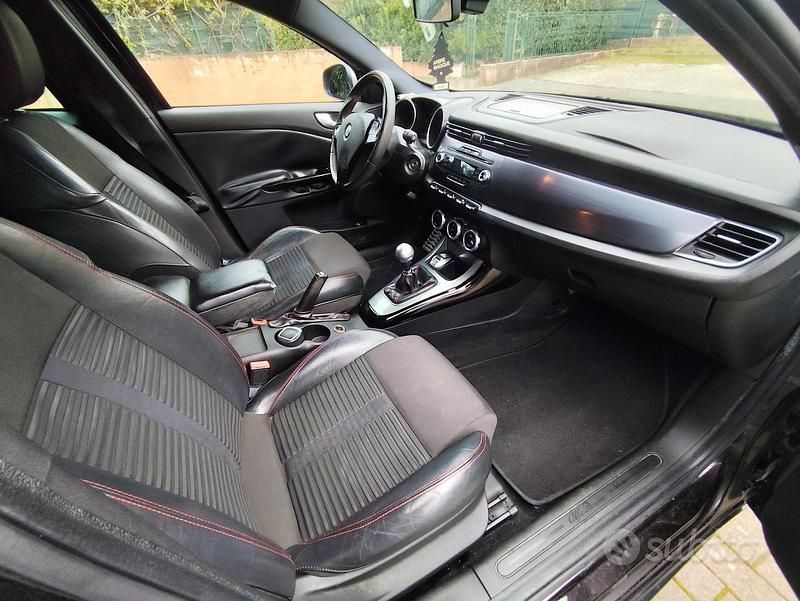 Gebraucht Alfa Romeo Giulietta Distinctive 140 PS (102 kW) 2012 Schwarz Limousine