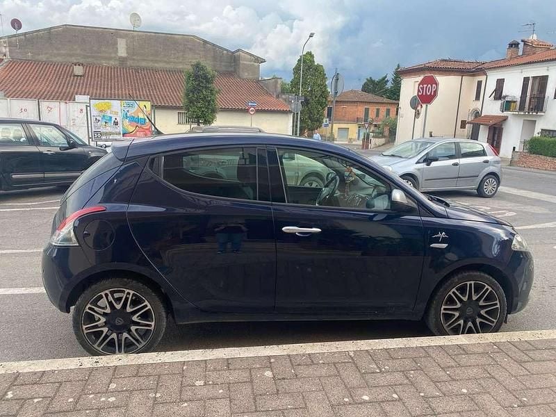 Usata Lancia Ypsilon 69 CV (50 kW) 2017 Blu/azzurro Utilitaria