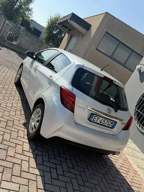 Usata Toyota Yaris Style 90 CV (66 kW) 2014 Bianco Utilitaria