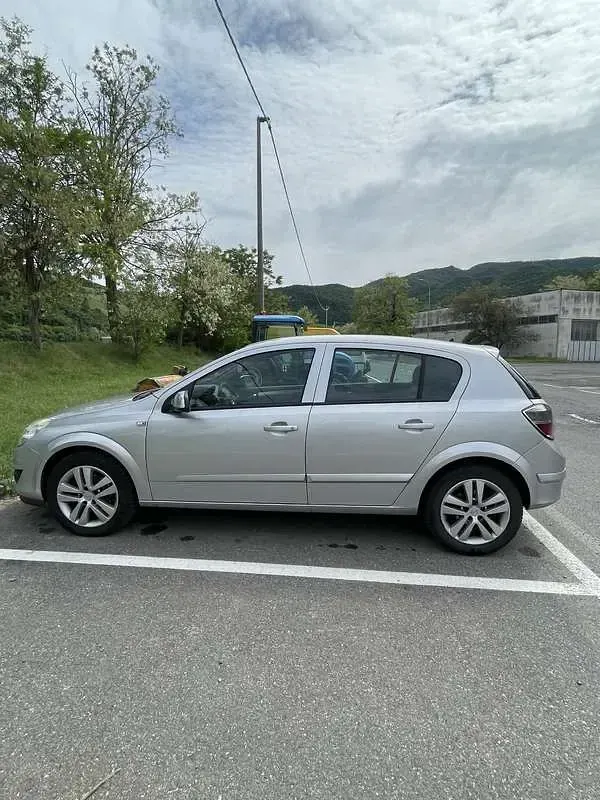 Usata Opel Astra Cosmo 101 CV (74 kW) 2009 Berlina
