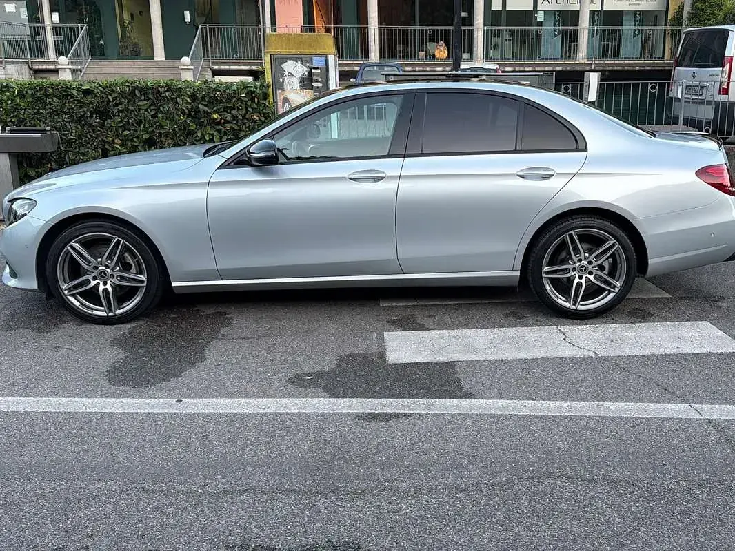Usata Mercedes E220 Premium 194 CV (142 kW) 2019 Argento Berlina