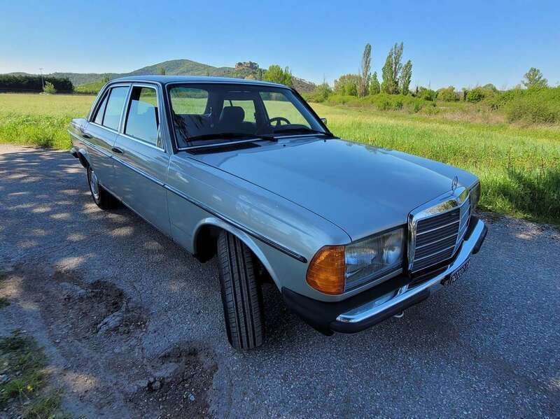 Usata Mercedes E200 109 CV (80 kW) 1983 Argento Berlina