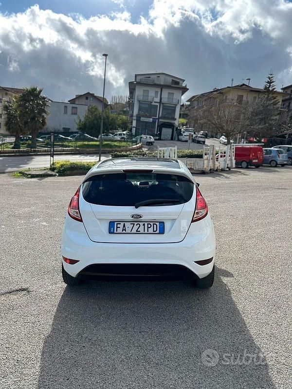 Usata Ford Fiesta 125 CV (91 kW) 2015 Bianco Utilitaria