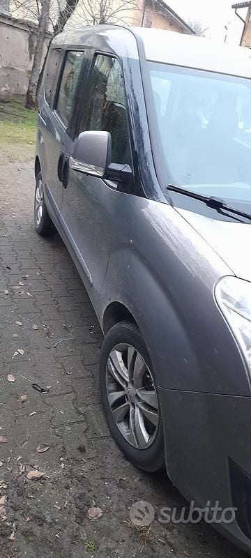 Usata Opel Combo 105 CV (77 kW) 2012 Grigio Monovolume