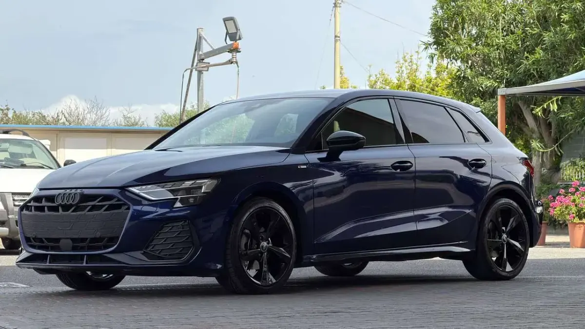 Usata Audi A3 S-Line 150 CV (110 kW) 2025 Blu navarra metallizzato Berlina