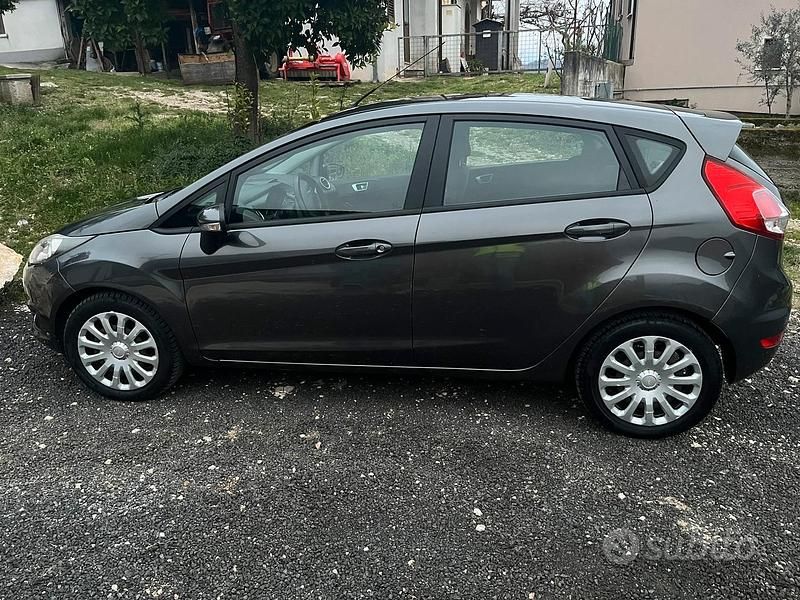 Usata Ford Fiesta 75 CV (55 kW) 2016 Grigio Berlina