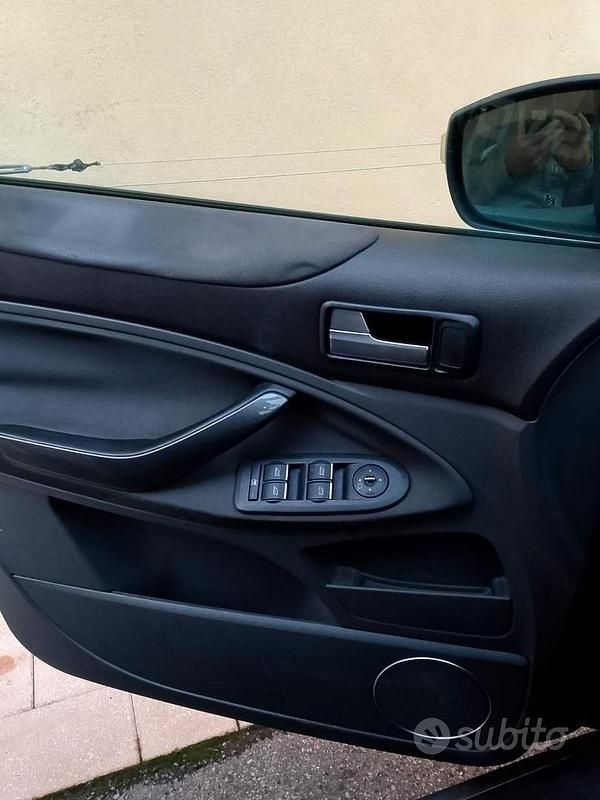 Usata Ford Kuga 140 CV (102 kW) 2012 Blu SUV