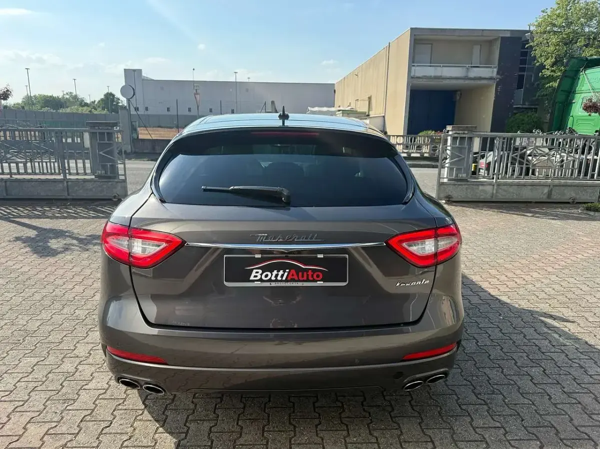 Usata Maserati Levante 250 CV (183 kW) 2016 Grigio SUV