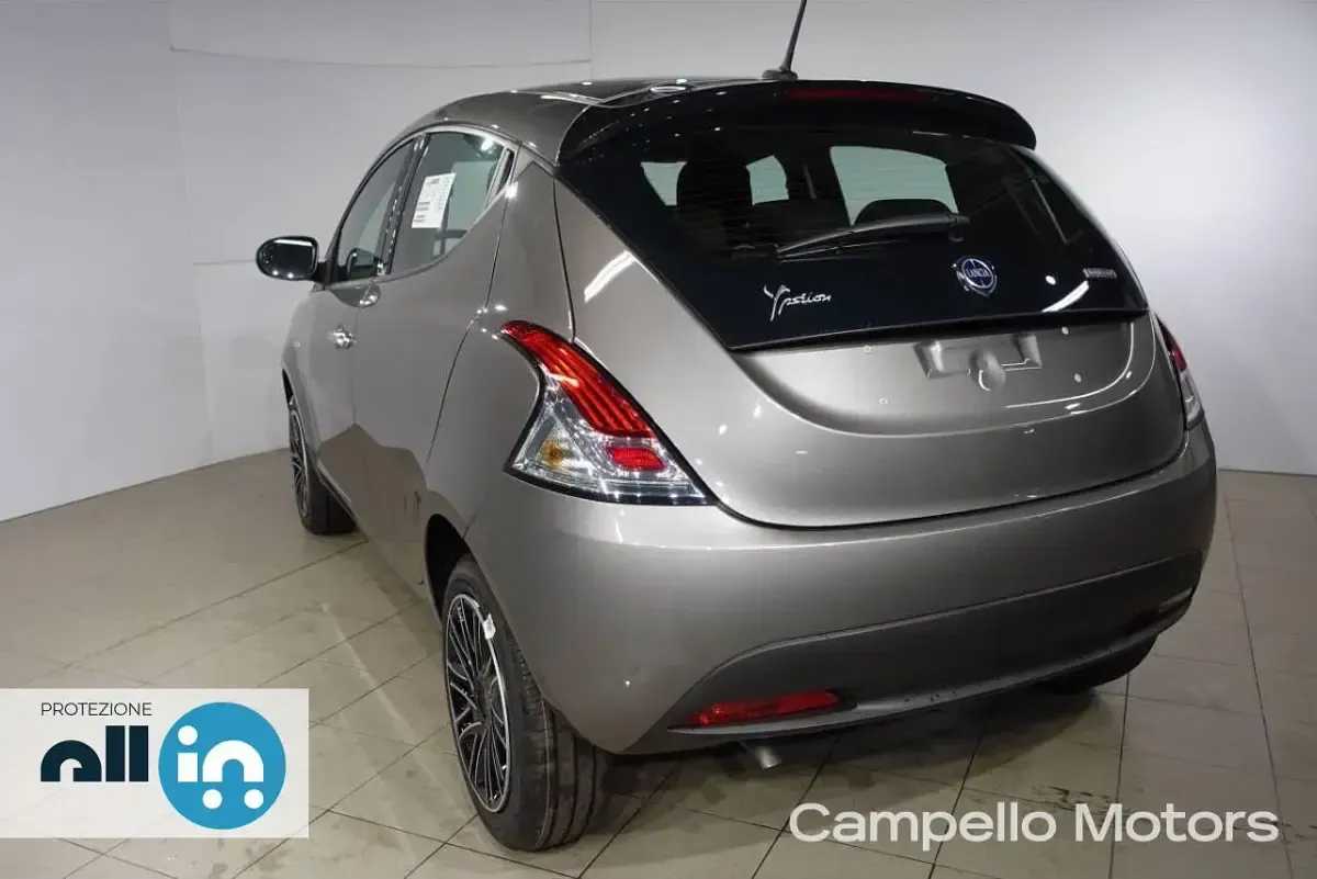 Usata Lancia Ypsilon Silver 69 CV (50 kW) 2023 Grigio pietra Utilitaria
