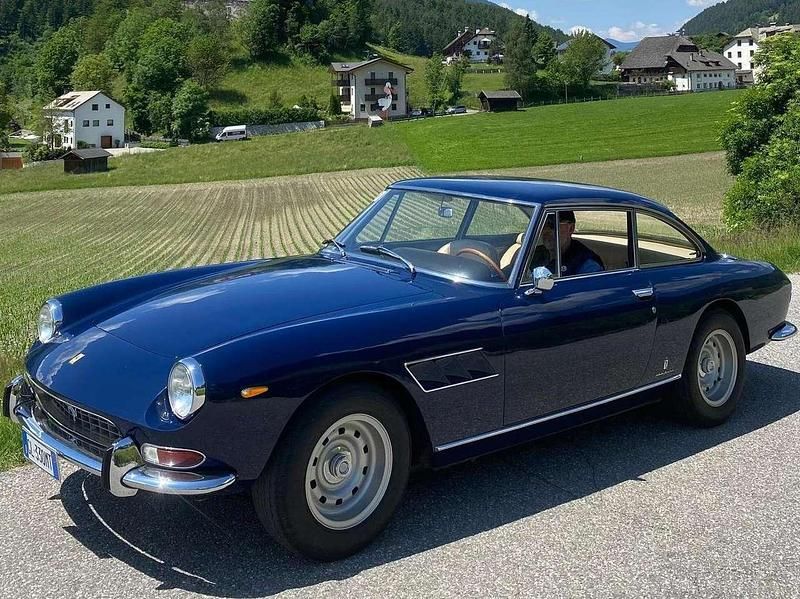 Usata Ferrari 330 300 CV (220 kW) 1966 Blu/azzurro Coupé
