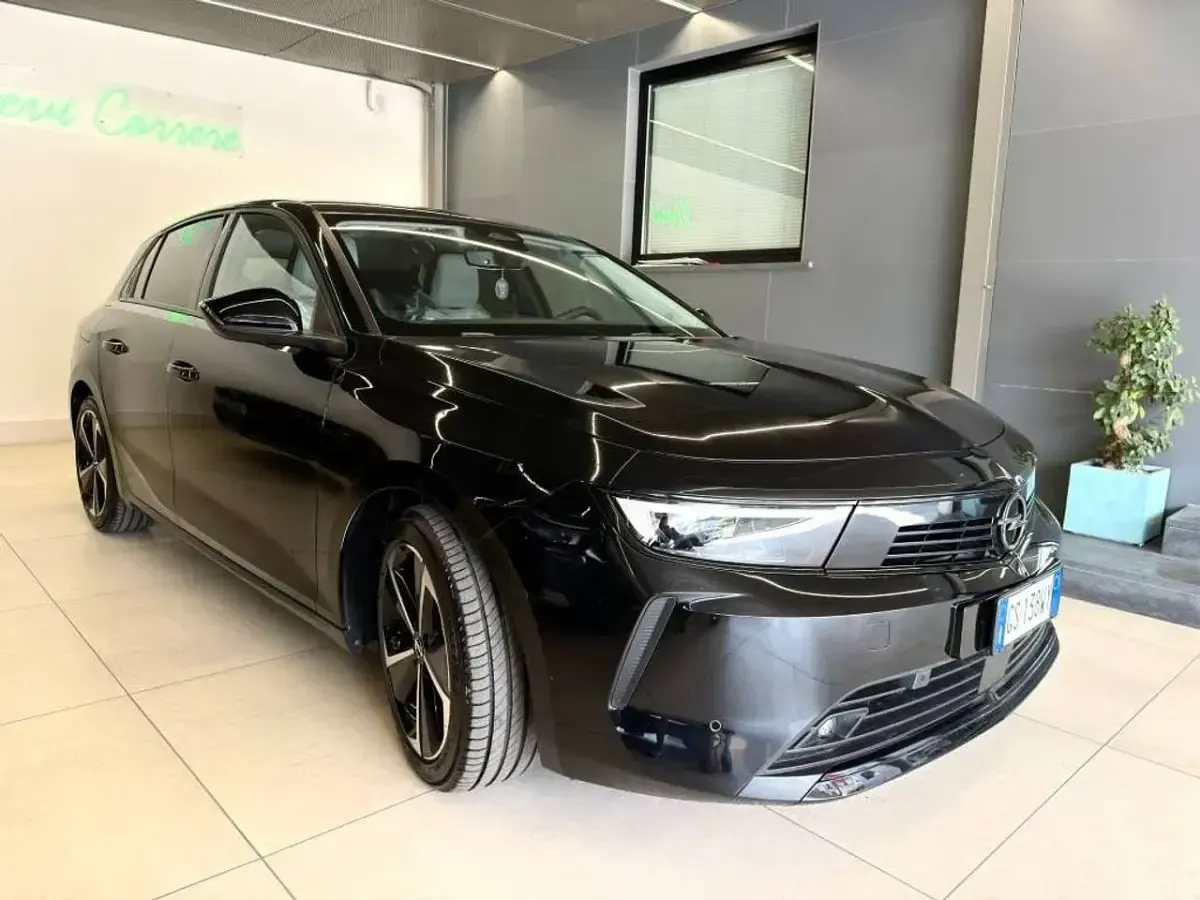 Usata Opel Astra Elegance 131 CV (96 kW) 2024 Nero Utilitaria