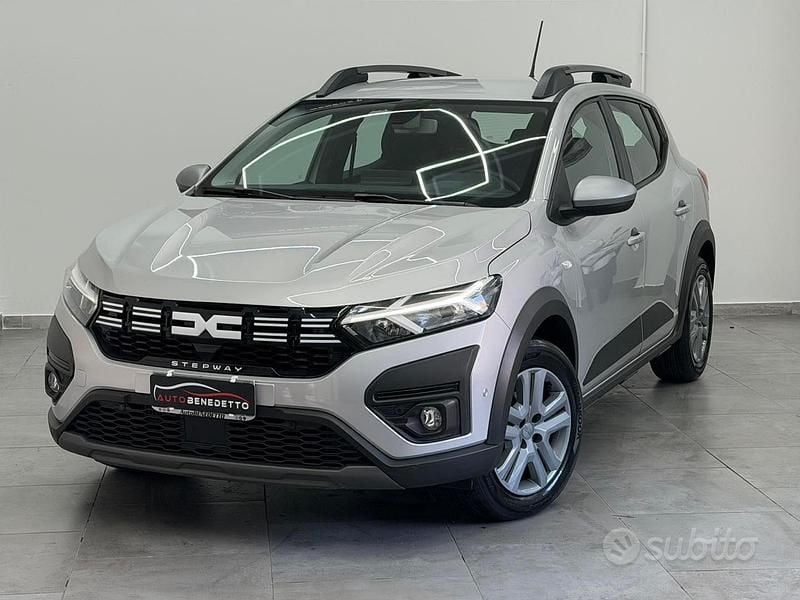 Grigio Usata 2023 Dacia Sandero Comfort Tre volumi | 14.500 € (Buon prezzo) - Immagine 1/4