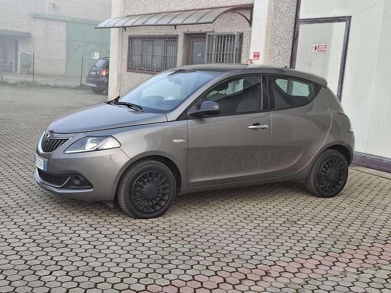 Usata Lancia Ypsilon Silver 69 CV (50 kW) 2023 Grigio Utilitaria