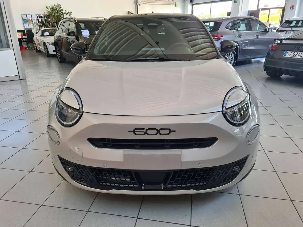 Nuova Fiat 600 Sport 145 CV (106 kW) 2026 Beige SUV