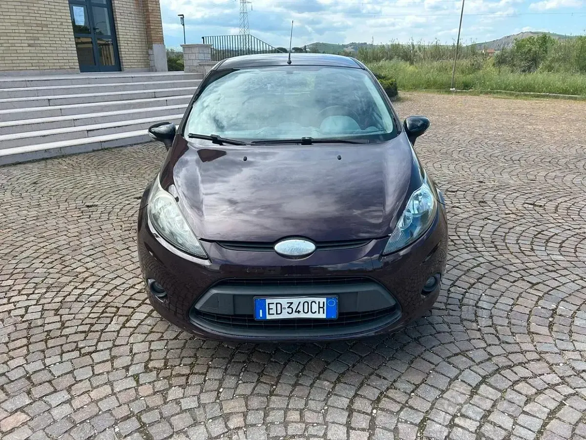 Usata Ford Fiesta Ghia 68 CV (50 kW) 2010 Grigio Berlina